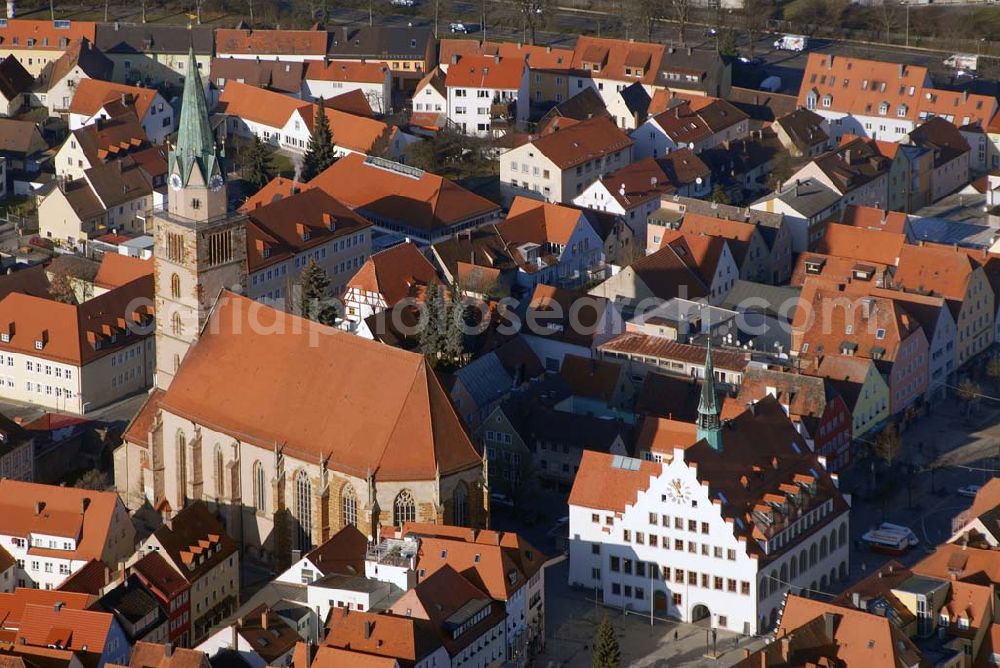 Neumarkt from the bird's eye view: , Blick auf die katholische Pfarrkirche St. Johannes in Neumarkt in der Oberpfalz. Erbaut wurde die Kirche in der Zeit von 1403 bis 1433. Zu sehen ist auch das historische Rathaus der Stadt. Es wurde ebenfalls um 1415 als gotisches Ratsgebäude errichte. Katholisches Pfarramt, Hallertorstraße 24, 92318 Neumarkt, Tel: 09181/905956, Fax: 09181/220277, e-mail: st.johannes.nm@bistum-eichstaett.de Stadt Neumarkt, Rathausplatz 1, 92318 Neumarkt, Tel: 09181/25 50, Fax: 09181/ 25 51 95, E-Mail: info@neumarkt.de, Achim Walder: