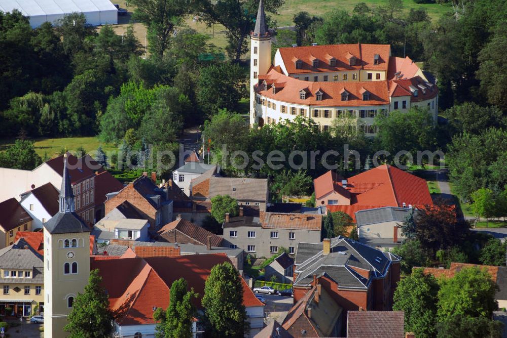 Aerial photograph Jessen (Elster) - Blick auf die Pfarrkirche St. Nikolai und das Schloss Jessen an der Elster. Jessen ist eine Kleinstadt an der Schwarzen Elster und liegt im östlichen Teil von Sachsen-Anhalt im Landkreis Wittenberg. Das Schloss Jessen wurde 1862 von den Gebrüdern Carl und Fritz Raschig erworben, die eine Tuchfabrik dort einrichteten. Seit 1999 ist das restaurierte Schloss Sitz der Stadtverwaltung. Die Pfarrkirche St. Nikolai in Jessen besitzt einen bedeutenden barocken Kanzelaltar (1696) aus Groß Quenstedt von Valentin Kühne. Die Kirche wurde zwischen 1979-1994 renoviert. Kontakt: Stadtverwaltung Jessen, Schloßstr. 11, 06917 Jessen (Elster), Tel.: 03537/2765,