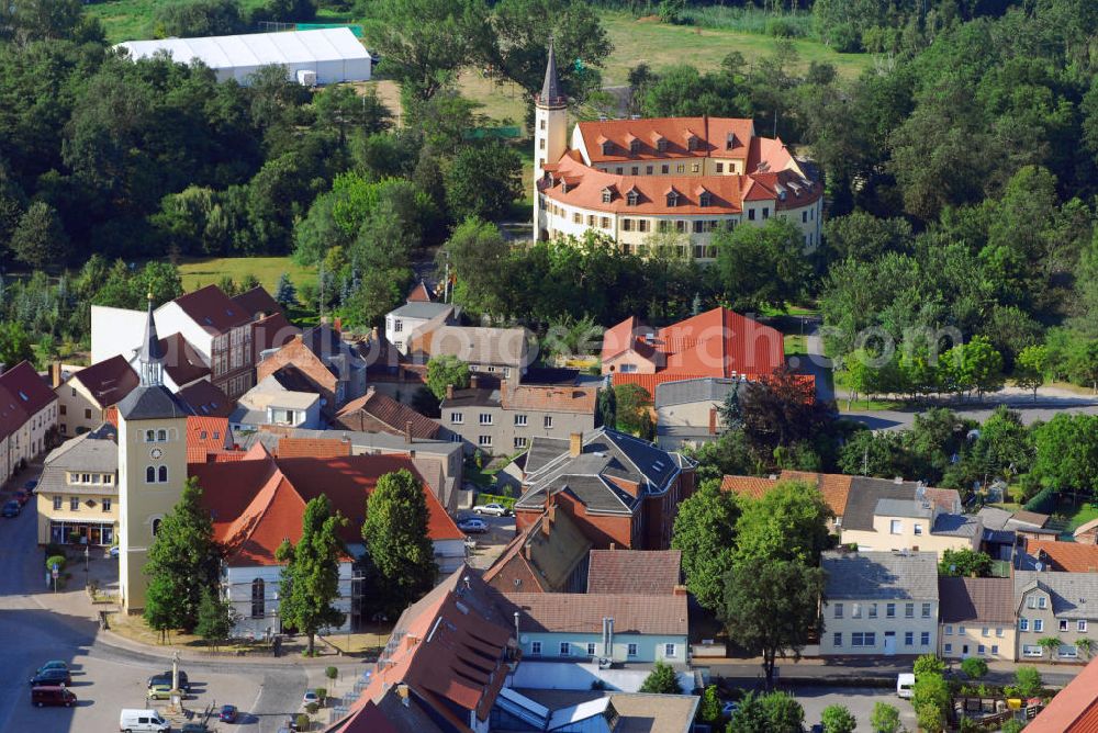 Jessen (Elster) from above - Blick auf die Pfarrkirche St. Nikolai und das Schloss Jessen an der Elster. Jessen ist eine Kleinstadt an der Schwarzen Elster und liegt im östlichen Teil von Sachsen-Anhalt im Landkreis Wittenberg. Das Schloss Jessen wurde 1862 von den Gebrüdern Carl und Fritz Raschig erworben, die eine Tuchfabrik dort einrichteten. Seit 1999 ist das restaurierte Schloss Sitz der Stadtverwaltung. Die Pfarrkirche St. Nikolai in Jessen besitzt einen bedeutenden barocken Kanzelaltar (1696) aus Groß Quenstedt von Valentin Kühne. Die Kirche wurde zwischen 1979-1994 renoviert. Kontakt: Stadtverwaltung Jessen, Schloßstr. 11, 06917 Jessen (Elster), Tel.: 03537/2765,