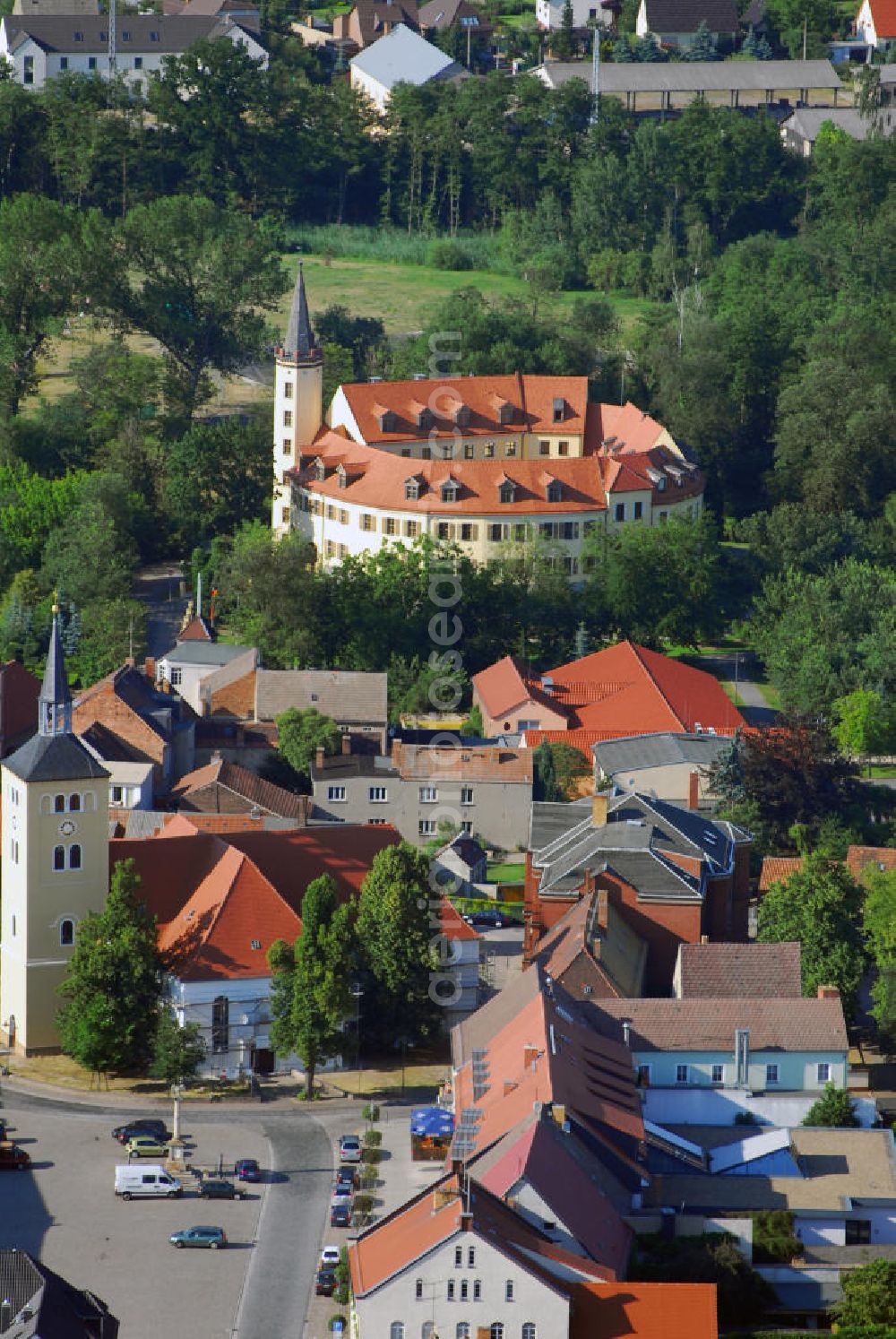 Aerial image Jessen (Elster) - Blick auf die Pfarrkirche St. Nikolai und das Schloss Jessen an der Elster. Jessen ist eine Kleinstadt an der Schwarzen Elster und liegt im östlichen Teil von Sachsen-Anhalt im Landkreis Wittenberg. Das Schloss Jessen wurde 1862 von den Gebrüdern Carl und Fritz Raschig erworben, die eine Tuchfabrik dort einrichteten. Seit 1999 ist das restaurierte Schloss Sitz der Stadtverwaltung. Die Pfarrkirche St. Nikolai in Jessen besitzt einen bedeutenden barocken Kanzelaltar (1696) aus Groß Quenstedt von Valentin Kühne. Die Kirche wurde zwischen 1979-1994 renoviert. Kontakt: Stadtverwaltung Jessen, Schloßstr. 11, 06917 Jessen (Elster), Tel.: 03537/2765,