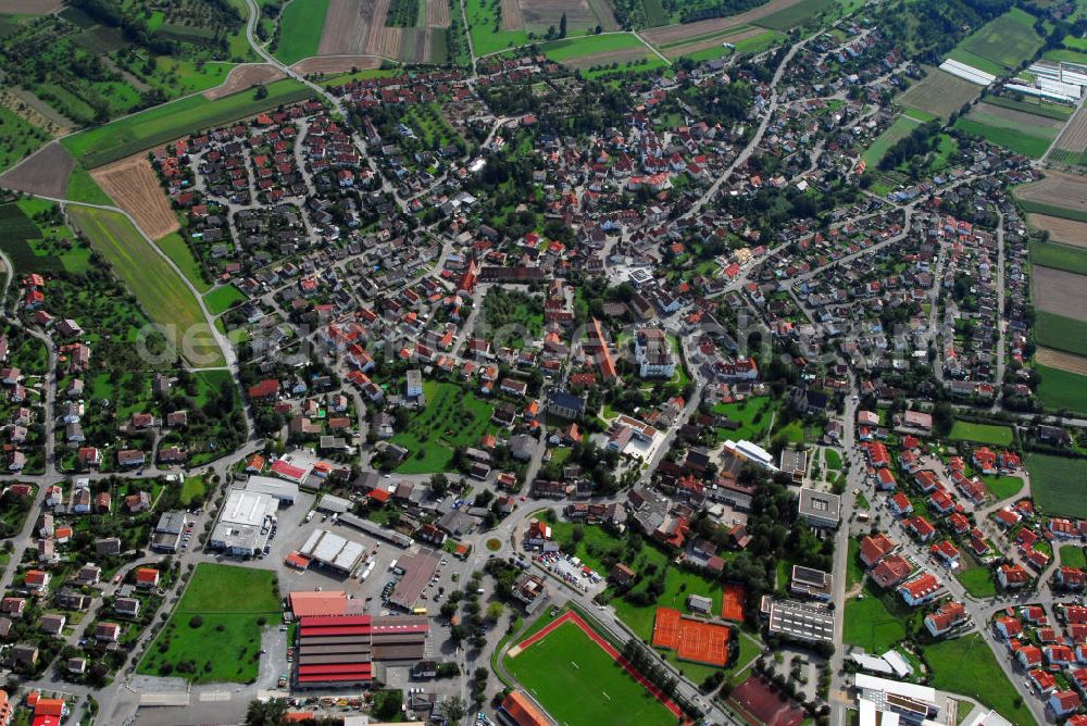 Pfedelbach from above - Blick auf die Gemeinde Pfedelbach im Hohenlohekreis in Baden-Württemberg. Im 11. Jahrhundert wurde die Gemeinde erstmals erwähnt. Zudem liegt sie am Obergermanisch-Raetischen Limes, einem 550km langem Abschnitt der ehemaligen Außengrenze des Römischen Reichs, was zum UNESCO-Welterbe zählt. Im Bild am mittleren rechten Bildrand ist das einstige Wasserschloss von Pfedelbach zu sehen. Graf Eberhard von Waldenburg erbaute es im 16. Jahrhundert als seinen Wintersitz. Die Gemeinde erwarb das Schloss 1962 und nutzt es heute nach einigen Sanierungsarbeiten als Sitzungssaal und Veranstaltungsraum. Außerdem befinden sich inzwischen auch Privatwohnungen im Schloss. Ebenfalls am rechten Bildrand hinter dem Schloss ist die katholische Kirche von Pfedelbach zu sehen. Kontakt: Rathaus Gemeindeverwaltung, Hauptstraße 17 74629 Pfedelbach, Tel. +49(0)7941 6081 0 , Fax +49(0)7941 6081 46, Email: gemeinde@pfedelbach.de; Schloss Pfedelbach, 74629 Pfedelbach, Tel. +49(0)7941 333 96; Katholisches Pfarramt, Weststraße 1 74629 Pfedelbach, Tel. +49(0)7941 8274, Fax +49(0)7941 985453