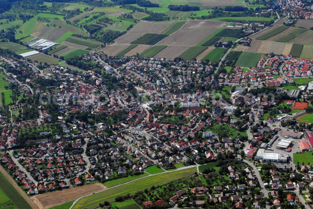 Pfedelbach from the bird's eye view: Blick auf die Gemeinde Pfedelbach im Hohenlohekreis in Baden-Württemberg. Im 11. Jahrhundert wurde die Gemeinde erstmals erwähnt. Zudem liegt sie am Obergermanisch-Raetischen Limes, einem 550km langem Abschnitt der ehemaligen Außengrenze des Römischen Reichs, was zum UNESCO-Welterbe zählt. Im Bild am mittleren rechten Bildrand ist das einstige Wasserschloss von Pfedelbach zu sehen. Graf Eberhard von Waldenburg erbaute es im 16. Jahrhundert als seinen Wintersitz. Die Gemeinde erwarb das Schloss 1962 und nutzt es heute nach einigen Sanierungsarbeiten als Sitzungssaal und Veranstaltungsraum. Außerdem befinden sich inzwischen auch Privatwohnungen im Schloss. Ebenfalls am rechten Bildrand hinter dem Schloss ist die katholische Kirche von Pfedelbach zu sehen. Kontakt: Rathaus Gemeindeverwaltung, Hauptstraße 17 74629 Pfedelbach, Tel. +49(0)7941 6081 0 , Fax +49(0)7941 6081 46, Email: gemeinde@pfedelbach.de; Schloss Pfedelbach, 74629 Pfedelbach, Tel. +49(0)7941 333 96; Katholisches Pfarramt, Weststraße 1 74629 Pfedelbach, Tel. +49(0)7941 8274, Fax +49(0)7941 985453