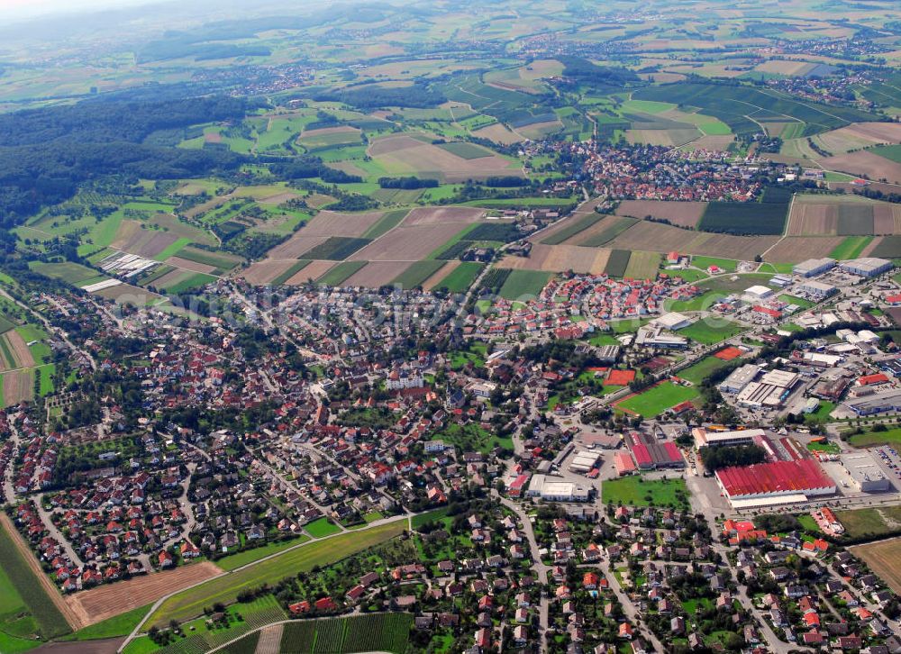 Aerial image Pfedelbach - Blick auf die Gemeinde Pfedelbach im Hohenlohekreis in Baden-Württemberg. Im 11. Jahrhundert wurde die Gemeinde erstmals erwähnt. Zudem liegt sie am Obergermanisch-Raetischen Limes, einem 550km langem Abschnitt der ehemaligen Außengrenze des Römischen Reichs, was zum UNESCO-Welterbe zählt. Im Bild am mittleren rechten Bildrand ist das einstige Wasserschloss von Pfedelbach zu sehen. Graf Eberhard von Waldenburg erbaute es im 16. Jahrhundert als seinen Wintersitz. Die Gemeinde erwarb das Schloss 1962 und nutzt es heute nach einigen Sanierungsarbeiten als Sitzungssaal und Veranstaltungsraum. Außerdem befinden sich inzwischen auch Privatwohnungen im Schloss. Ebenfalls am rechten Bildrand hinter dem Schloss ist die katholische Kirche von Pfedelbach zu sehen. Kontakt: Rathaus Gemeindeverwaltung, Hauptstraße 17 74629 Pfedelbach, Tel. +49(0)7941 6081 0 , Fax +49(0)7941 6081 46, Email: gemeinde@pfedelbach.de; Schloss Pfedelbach, 74629 Pfedelbach, Tel. +49(0)7941 333 96; Katholisches Pfarramt, Weststraße 1 74629 Pfedelbach, Tel. +49(0)7941 8274, Fax +49(0)7941 985453