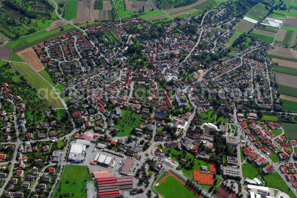 Aerial photograph Pfedelbach - Blick auf die Gemeinde Pfedelbach im Hohenlohekreis in Baden-Württemberg. Im 11. Jahrhundert wurde die Gemeinde erstmals erwähnt. Zudem liegt sie am Obergermanisch-Raetischen Limes, einem 550km langem Abschnitt der ehemaligen Außengrenze des Römischen Reichs, was zum UNESCO-Welterbe zählt. Im Bild am mittleren rechten Bildrand ist das einstige Wasserschloss von Pfedelbach zu sehen. Graf Eberhard von Waldenburg erbaute es im 16. Jahrhundert als seinen Wintersitz. Die Gemeinde erwarb das Schloss 1962 und nutzt es heute nach einigen Sanierungsarbeiten als Sitzungssaal und Veranstaltungsraum. Außerdem befinden sich inzwischen auch Privatwohnungen im Schloss. Ebenfalls am rechten Bildrand hinter dem Schloss ist die katholische Kirche von Pfedelbach zu sehen. Kontakt: Rathaus Gemeindeverwaltung, Hauptstraße 17 74629 Pfedelbach, Tel. +49(0)7941 6081 0 , Fax +49(0)7941 6081 46, Email: gemeinde@pfedelbach.de; Schloss Pfedelbach, 74629 Pfedelbach, Tel. +49(0)7941 333 96; Katholisches Pfarramt, Weststraße 1 74629 Pfedelbach, Tel. +49(0)7941 8274, Fax +49(0)7941 985453