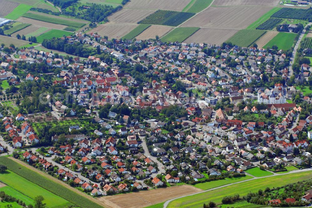 Pfedelbach from above - Blick auf die Gemeinde Pfedelbach im Hohenlohekreis in Baden-Württemberg. Im 11. Jahrhundert wurde die Gemeinde erstmals erwähnt. Zudem liegt sie am Obergermanisch-Raetischen Limes, einem 550km langem Abschnitt der ehemaligen Außengrenze des Römischen Reichs, was zum UNESCO-Welterbe zählt. Im Bild am mittleren rechten Bildrand ist das einstige Wasserschloss von Pfedelbach zu sehen. Graf Eberhard von Waldenburg erbaute es im 16. Jahrhundert als seinen Wintersitz. Die Gemeinde erwarb das Schloss 1962 und nutzt es heute nach einigen Sanierungsarbeiten als Sitzungssaal und Veranstaltungsraum. Außerdem befinden sich inzwischen auch Privatwohnungen im Schloss. Ebenfalls am rechten Bildrand hinter dem Schloss ist die katholische Kirche von Pfedelbach zu sehen. Kontakt: Rathaus Gemeindeverwaltung, Hauptstraße 17 74629 Pfedelbach, Tel. +49(0)7941 6081 0 , Fax +49(0)7941 6081 46, Email: gemeinde@pfedelbach.de; Schloss Pfedelbach, 74629 Pfedelbach, Tel. +49(0)7941 333 96; Katholisches Pfarramt, Weststraße 1 74629 Pfedelbach, Tel. +49(0)7941 8274, Fax +49(0)7941 985453