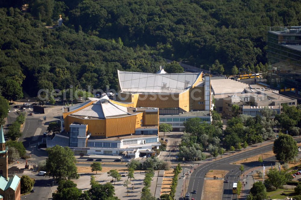 Berlin from above - Die Berliner Philharmonie am Kemperplatz in Tiergarten ist einer der wichtigsten Konzertsäle in Berlin und die Heimstätte der Berliner Philharmoniker. Anschrift: Berliner Philharmonie, Herbert-von-Karajan-Str.1, 10785 Berlin; Tel.: 030 254 88-0