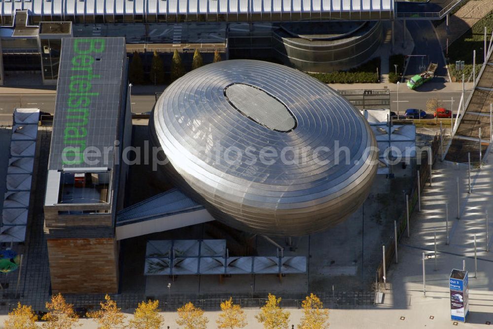 Aerial image Hannover - Blick auf den Planet-M von Bertelsmann auf dem Expo-Gelände in Hannover. Zu Zeiten der Expo 2000 war der Planet-M ein Kino. Inzwischen hat sich Prof. Dr. Ing. Werner Andres, Präsident der FH Hannover, das Gebäude gesichert, da es der Bertelsmann-Konzern abreißen wollte und möchte es nun zum Sitz des FHH-Präsidiums machen. Außerdem soll im Planet ein Kompetenzzentrum für Medien entstehen, wobei das Kino erhalten bleibt. Kontakt: Expo Park e.V. Vorsitzender: Wolfgang Sick Geschäftsstelle Expo Park Hannover e.V. c o TCH GmbH, Vahrenwalder Str. 7, 30165 Hannover, CampMedia Expo Plaza 3 30539 Hannover, Tel. +49(0)511 22024 70, Mobil: +49(0)173 6275444, Fax +49(0)511 22024 71, Email: info@text-buero.net; Fachhochschule Hannover Der Präsident, Ricklinger Stadtweg 118 30459 Hannover, Tel. +49(0)511 9296 0, Fax +49(0)511 9296 1010, Email: poststelle@fh-hannover.de