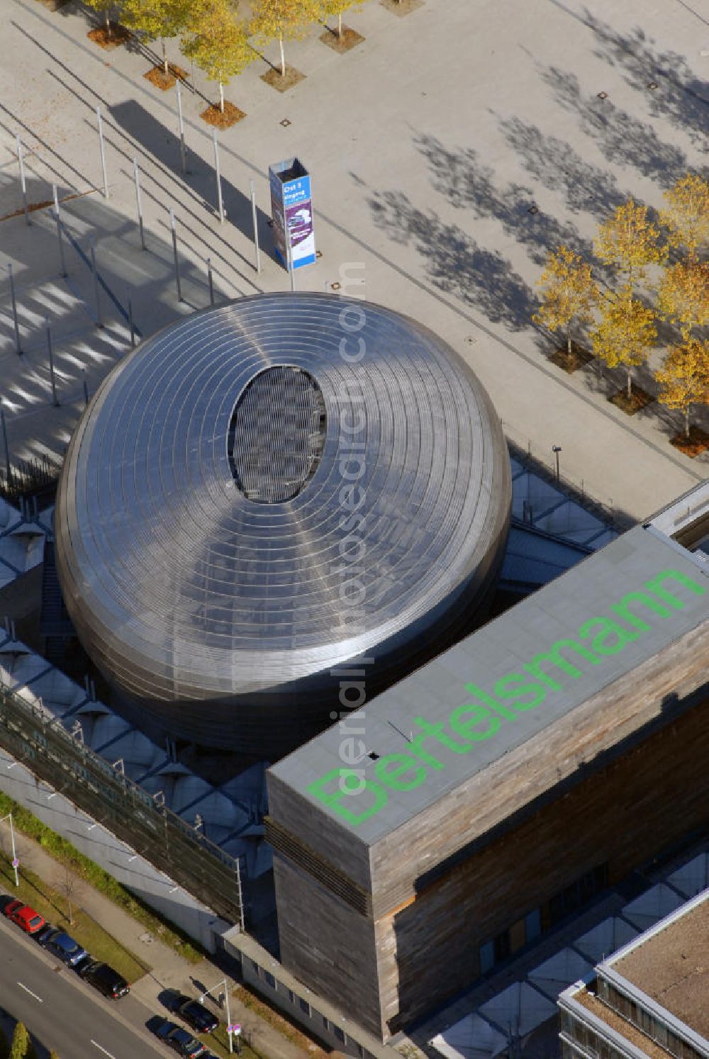 Aerial photograph Hannover - Blick auf den Planet-M von Bertelsmann auf dem Expo-Gelände in Hannover. Zu Zeiten der Expo 2000 war der Planet-M ein Kino. Inzwischen hat sich Prof. Dr. Ing. Werner Andres, Präsident der FH Hannover, das Gebäude gesichert, da es der Bertelsmann-Konzern abreißen wollte und möchte es nun zum Sitz des FHH-Präsidiums machen. Außerdem soll im Planet ein Kompetenzzentrum für Medien entstehen, wobei das Kino erhalten bleibt. Kontakt: Expo Park e.V. Vorsitzender: Wolfgang Sick Geschäftsstelle Expo Park Hannover e.V. c o TCH GmbH, Vahrenwalder Str. 7, 30165 Hannover, CampMedia Expo Plaza 3 30539 Hannover, Tel. +49(0)511 22024 70, Mobil: +49(0)173 6275444, Fax +49(0)511 22024 71, Email: info@text-buero.net; Fachhochschule Hannover Der Präsident, Ricklinger Stadtweg 118 30459 Hannover, Tel. +49(0)511 9296 0, Fax +49(0)511 9296 1010, Email: poststelle@fh-hannover.de