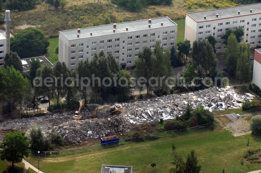 Hettstedt from the bird's eye view: Blick auf Plattenbauten-Abriss in Hettstedt. Aufgrund von Leerstand und Betriebskostensenkung werden wurde hier der Neubaublock Ecke Mozartstraße - Händelstraße abgerissen. Wohnungsgesellschaft Hettstedt, Untere Bahnhofstr. 20, 06333 Hettstedt, Tel. +49 (0)3476 85 96 0, Fax +49 (0)3476 85 96 13, Email info@woges-hettstedt.de