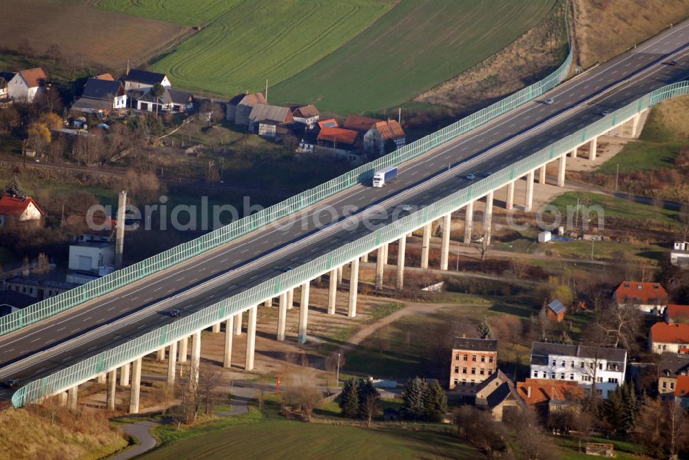 Crimmitschau from above - Blick auf die Pleißetalbrücke der Autobahn 4 bei Crimmitschau. Die Pleißetalbrücke (Länge 550m, Weite 43m, Höhe 23m) besteht aus Betonbalken und führt über einen Teil der Ortslage Frankenhausen und kreuzt zwei Straßen, die zweigleisige Eisenbahnlinie Leipzig-Hof sowie das Flußbett der Pleiße.