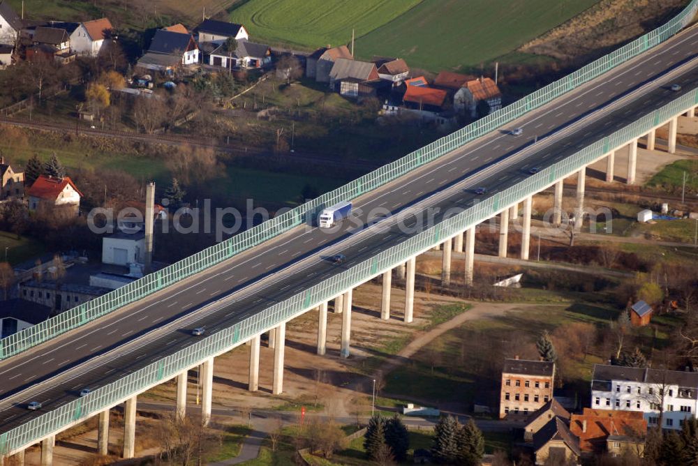 Crimmitschau from the bird's eye view: Blick auf die Pleißetalbrücke der Autobahn 4 bei Crimmitschau. Die Pleißetalbrücke (Länge 550m, Weite 43m, Höhe 23m) besteht aus Betonbalken und führt über einen Teil der Ortslage Frankenhausen und kreuzt zwei Straßen, die zweigleisige Eisenbahnlinie Leipzig-Hof sowie das Flußbett der Pleiße.