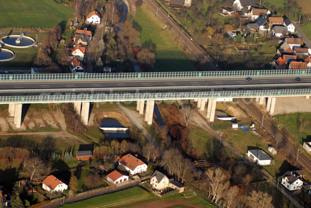 Aerial photograph Crimmitschau - Blick auf die Pleißetalbrücke der Autobahn 4 bei Crimmitschau. Die Pleißetalbrücke (Länge 550m, Weite 43m, Höhe 23m) besteht aus Betonbalken und führt über einen Teil der Ortslage Frankenhausen und kreuzt zwei Straßen, die zweigleisige Eisenbahnlinie Leipzig-Hof sowie das Flußbett der Pleiße.