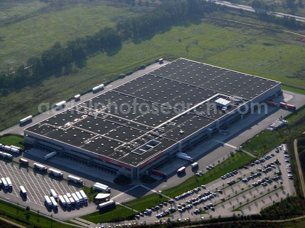 Aerial image Berlin-Pankow - 05.10.2004 Blick auf das Plus Logistikzentrum der BLEG im Gewerbegebiet Pankow-Nord am Autobahndreieck Pankow.