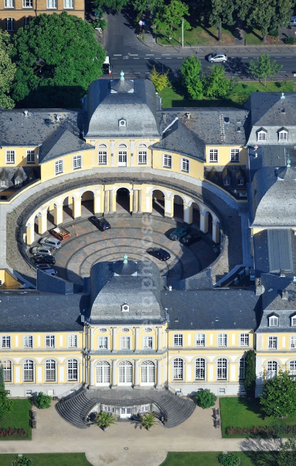 Aerial photograph Bonn - View of the Poppelsdorfer castle in Bonn in the state of North Rhine-Westphalia. The Poppelsdorfer Baroque palace was designed by the architect Frenchman Robert de Cotte and built from 1715 to 1740. Currently, the castle contains scientific institutions with a courtyard, where castleconcerts are held