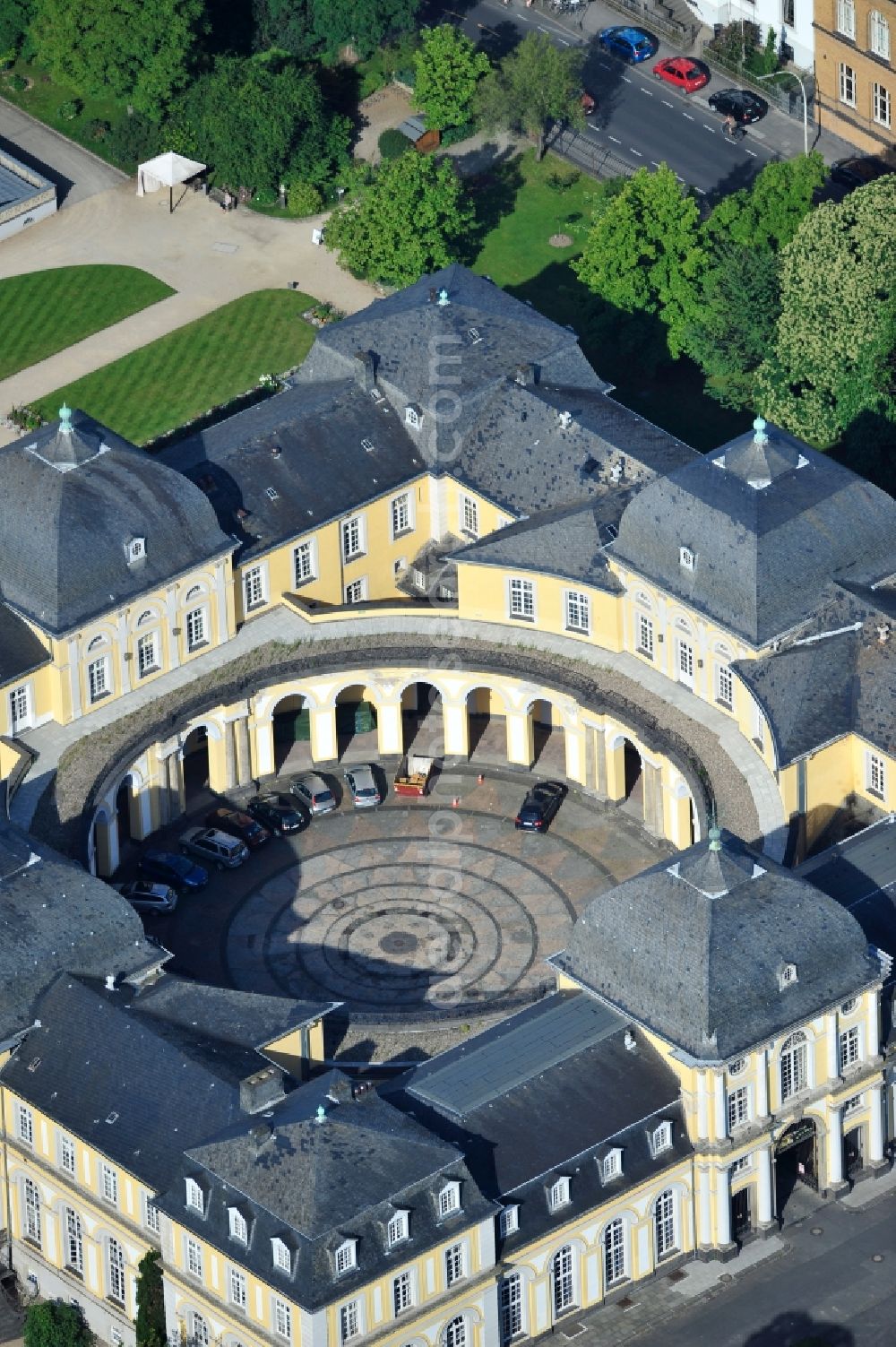 Aerial image Bonn - View of the Poppelsdorfer castle in Bonn in the state of North Rhine-Westphalia. The Poppelsdorfer Baroque palace was designed by the architect Frenchman Robert de Cotte and built from 1715 to 1740. Currently, the castle contains scientific institutions with a courtyard, where castleconcerts are held