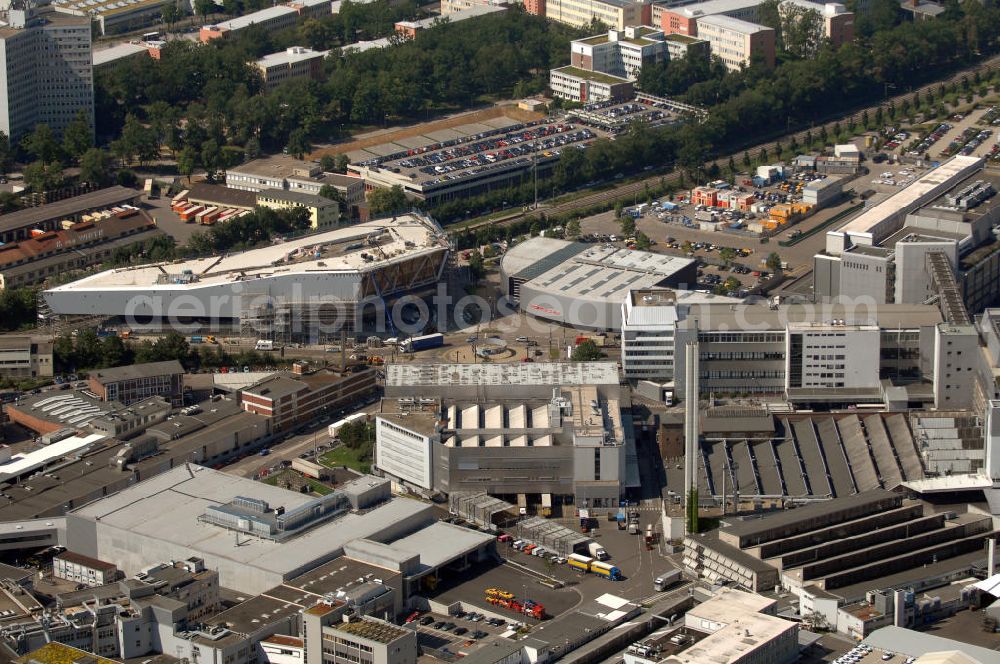 Stuttgart from the bird's eye view: Blick auf das Porsche-Werk in Stuttgart-Zuffenhausen. Die Dr. Ing. h. c. F. Porsche AG ist ein deutscher Sportwagenhersteller. Porsche wurde 1931 als Konstruktionsbüro gegründet. Seit 2007 ist die Porsche AG ein Tochterunternehmen der Porsche Automobil Holding SE. Kontakt: Porsche Niederlassung Stuttgart GmbH, Porscheplatz 9, 70435 Stuttgart, Tel. +49 (0)711 911 26220, Fax +49 (0)711 911 26262, info.pzstuttgart@porsche.de