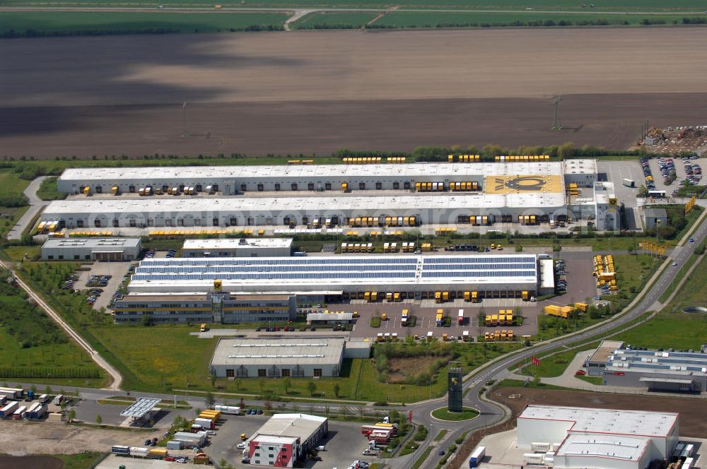 Leipzig from above - Blick auf ein Post - Zentrum im Leipziger Gewerbegebiet am Flughafen. Diese große Filiale der Deutschen Post umfasst das Post-Expressunternehmen, Güterbeförderung, Kurierservice, Briefverteilung. Adresse: Poststr. 9, +49 (0)4158 Leipzig, Tel. +49 (0)341 4661 0, Fax +49 (0)341 4661259, Email info@deutschepost.de