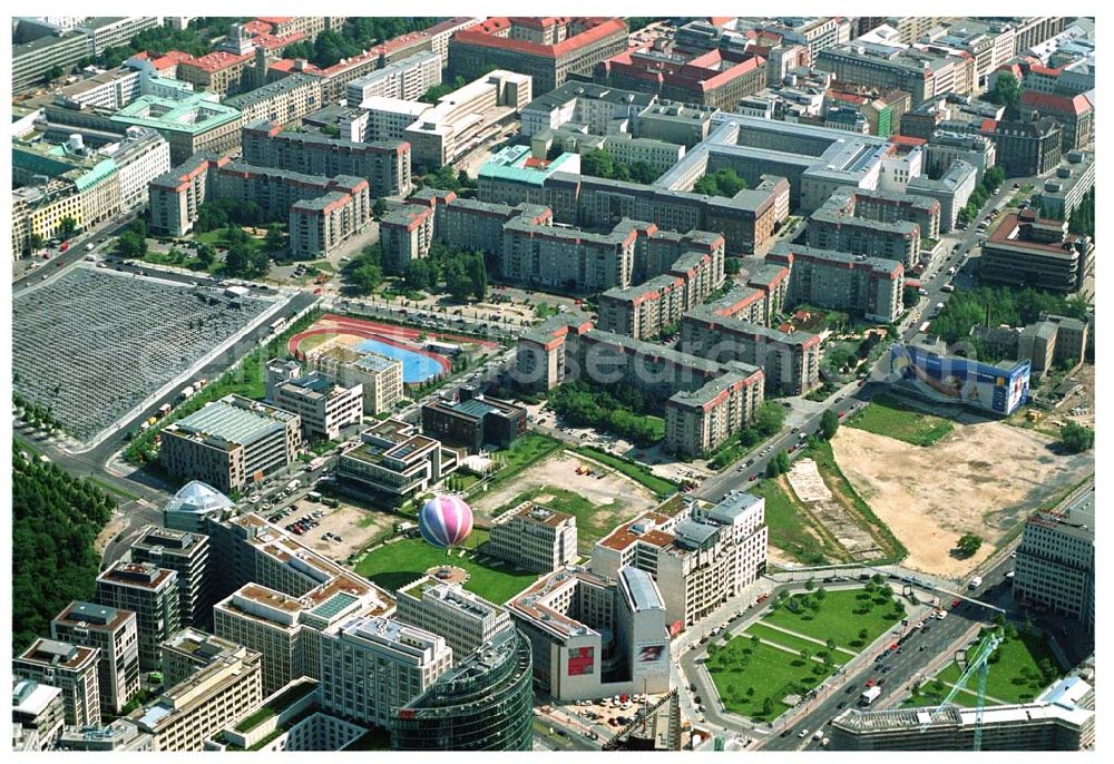 Aerial photograph Berlin - Blick vom Potsdamer Platz, Leipziger Platz Richtung Pariser Platz. Mit im Bild das Holocaust Denkmal,Ministergärten, Brandenburger Tor die Straße Unter den Linden, Spreebogen/Regierungsviertel