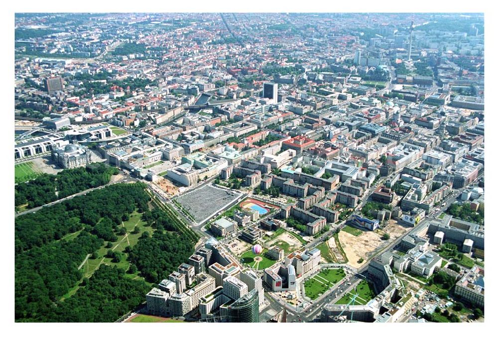 Berlin from the bird's eye view: Blick vom Potsdamer Platz, Leipziger Platz Richtung Pariser Platz. Mit im Bild das Holocaust Denkmal,Ministergärten, Brandenburger Tor die Straße Unter den Linden, Spreebogen/Regierungsviertel