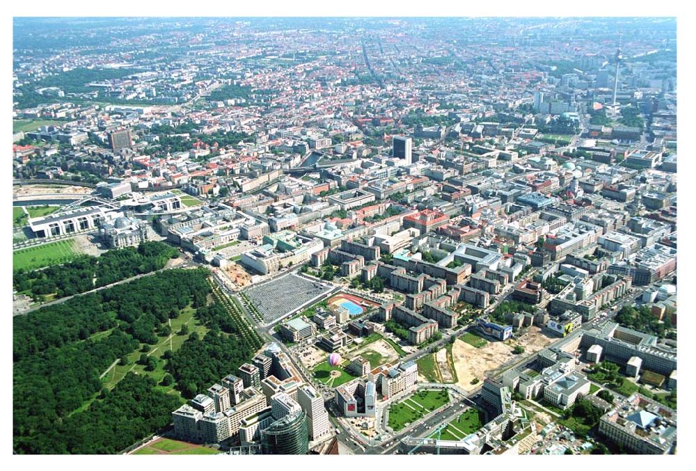 Aerial image Berlin - Blick vom Potsdamer Platz, Leipziger Platz Richtung Pariser Platz. Mit im Bild das Holocaust Denkmal,Ministergärten, Brandenburger Tor die Straße Unter den Linden, Spreebogen/Regierungsviertel