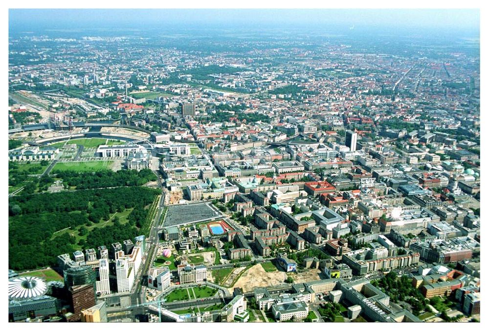 Aerial photograph Berlin - Blick vom Potsdamer Platz, Leipziger Platz Richtung Pariser Platz. Mit im Bild das Holocaust Denkmal,Ministergärten, Brandenburger Tor die Straße Unter den Linden, Spreebogen/Regierungsviertel