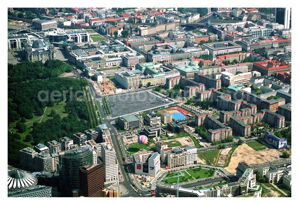 Berlin from above - Blick vom Potsdamer Platz, Leipziger Platz Richtung Pariser Platz. Mit im Bild das Holocaust Denkmal,Ministergärten, Brandenburger Tor die Straße Unter den Linden, Spreebogen/Regierungsviertel