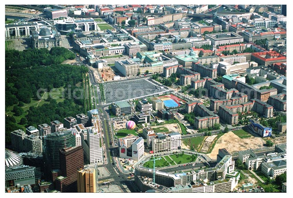 Berlin from the bird's eye view: Blick vom Potsdamer Platz, Leipziger Platz Richtung Pariser Platz. Mit im Bild das Holocaust Denkmal,Ministergärten, Brandenburger Tor die Straße Unter den Linden, Spreebogen/Regierungsviertel