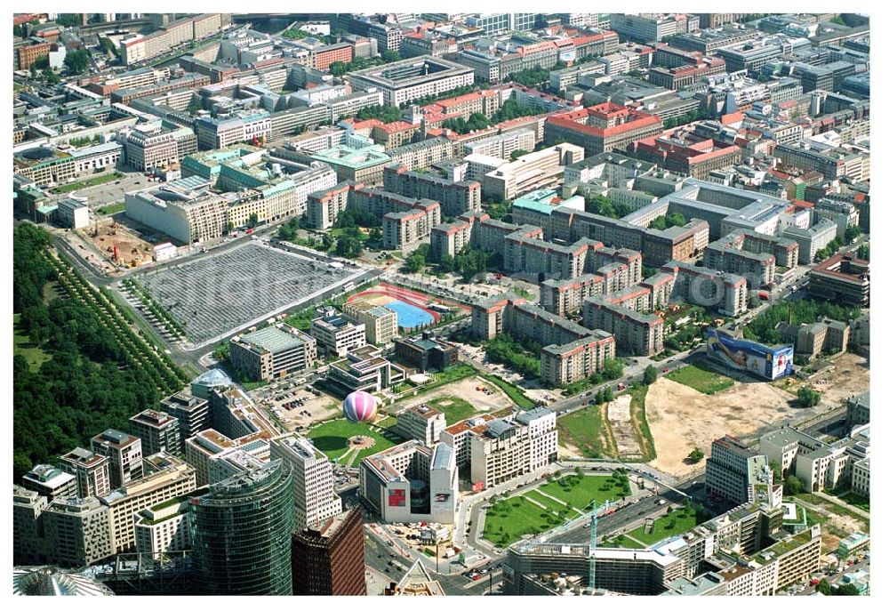 Berlin from above - Blick vom Potsdamer Platz, Leipziger Platz Richtung Pariser Platz. Mit im Bild das Holocaust Denkmal,Ministergärten, Brandenburger Tor die Straße Unter den Linden, Spreebogen/Regierungsviertel