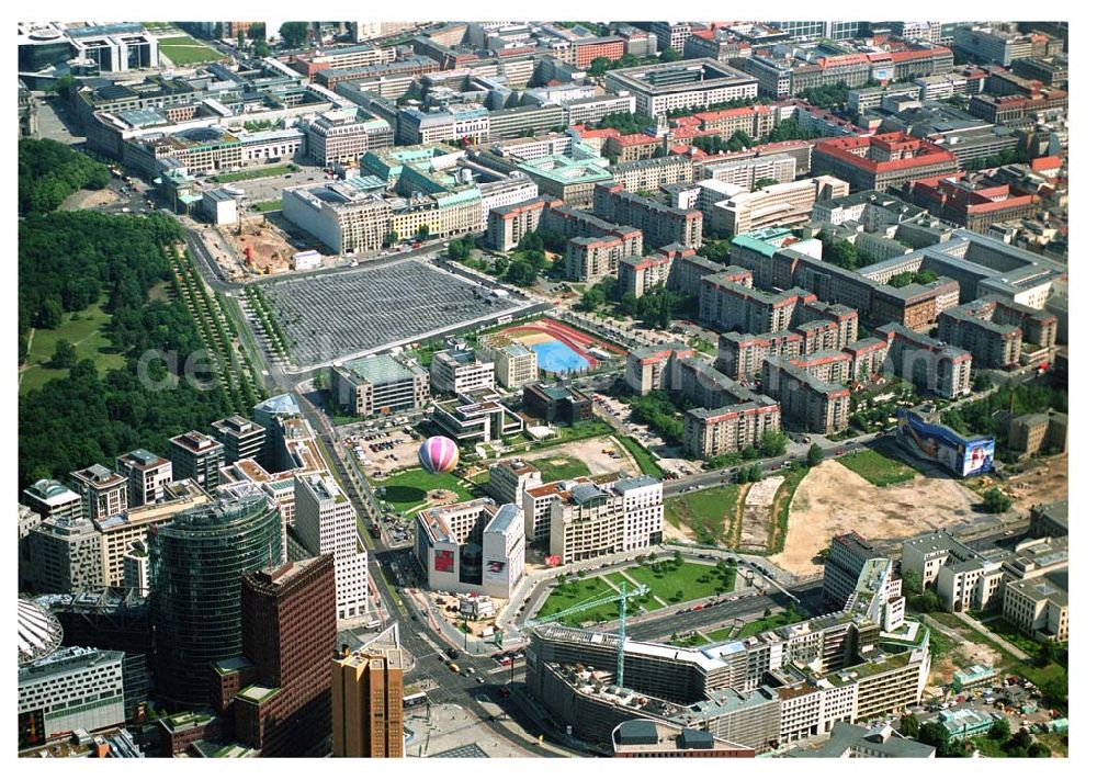 Berlin from the bird's eye view: Blick vom Potsdamer Platz, Leipziger Platz Richtung Pariser Platz. Mit im Bild das Holocaust Denkmal,Ministergärten, Brandenburger Tor die Straße Unter den Linden, Spreebogen/Regierungsviertel