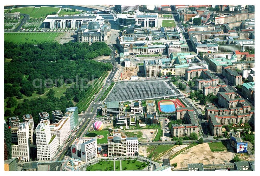 Aerial image Berlin - Blick vom Potsdamer Platz, Leipziger Platz Richtung Pariser Platz. Mit im Bild das Holocaust Denkmal,Ministergärten, Brandenburger Tor die Straße Unter den Linden, Spreebogen/Regierungsviertel