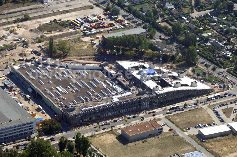 Berlin from the bird's eye view: Blick auf den Produktionsstandort der SOLON AG in Berlin-Adlershof. Im Juli 2007 begann der Bau für die neue Firmenzentrale und die Produktionsstätte des Solarmodulherstellers SOLON AG. Mit der Fertigstellung 2008 ist ein auch ein Umzug aus Neukölln und die Schaffung von 250 neuen Arbeitsplätzen.