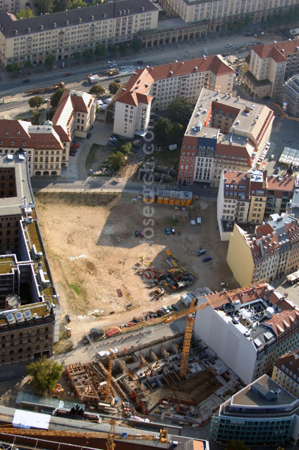 Dresden from above - Blick auf das Quartier III am Neumarkt in Dresden. Der Gebäudekomplex wird neben Wohnungen auch Restaurants und Büros, sowie zwei Hotels beherbergen. Der erste Teil ist bereits fertiggestellt, wenn das Quartier II fertig ist, wird es jedoch an das Polizeiquartier (links) anschließen. Vorn im Bild ist die Baustelle zum Quartier II zu sehen. Kontakt: Bauherr Quartier III: Baywobau Baubetreuung GmbH, Julius-Otto-Str. 1 01219 Dresden, Tel. +49(0)351 87603 0, Fax +49(0)351 87603 66, Email: info@baywobau-dresden.de