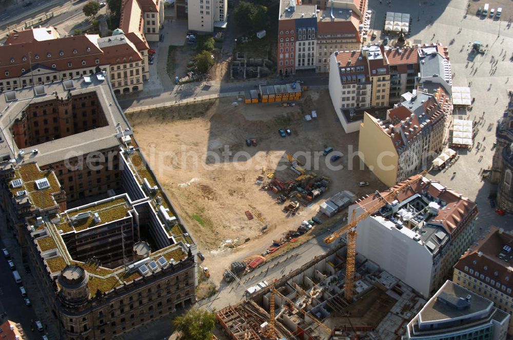 Dresden from above - Blick auf das Quartier III am Neumarkt in Dresden. Der Gebäudekomplex wird neben Wohnungen auch Restaurants und Büros, sowie zwei Hotels beherbergen. Der erste Teil ist bereits fertiggestellt, wenn das Quartier II fertig ist, wird es jedoch an das Polizeiquartier (links) anschließen. Vorn im Bild ist die Baustelle zum Quartier II zu sehen. Kontakt: Bauherr Quartier III: Baywobau Baubetreuung GmbH, Julius-Otto-Str. 1 01219 Dresden, Tel. +49(0)351 87603 0, Fax +49(0)351 87603 66, Email: info@baywobau-dresden.de