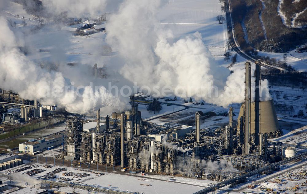 Gelsenkirchen-Buer from the bird's eye view: Winterlich verschneiter Blick auf die Raffinerie VEBA-Öl AG in Gelsenkirchen. Snowy winter view of the oil refinery VEBA AG in Gelsenlirchen.