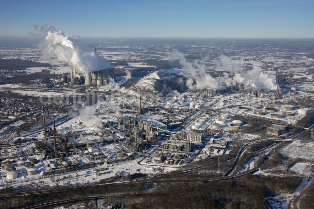 Gelsenkirchen-Buer from above - Winterlich verschneiter Blick auf die Raffinerie VEBA-Öl AG in Gelsenkirchen. Snowy winter view of the oil refinery VEBA AG in Gelsenlirchen.