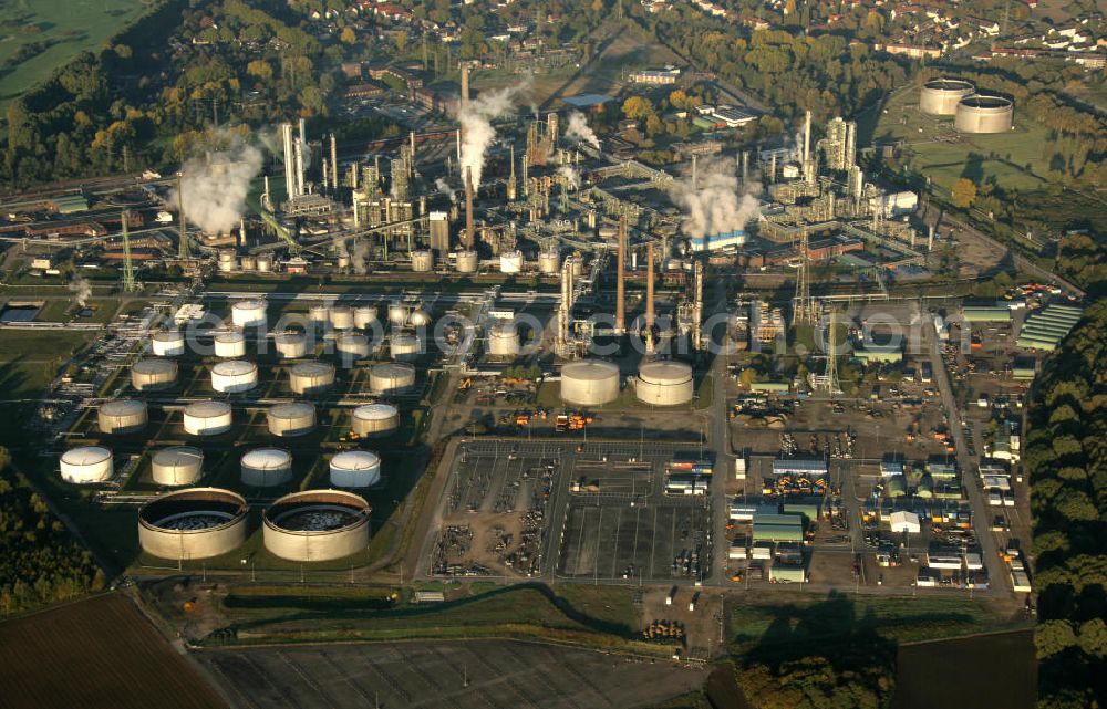 Gelsenkirchen - Buer from the bird's eye view: Blick auf die Raffinerie VEBA-Öl AG in Gelsenlirchen. View of the oil refinery VEBA AG in Gelsenlirchen.