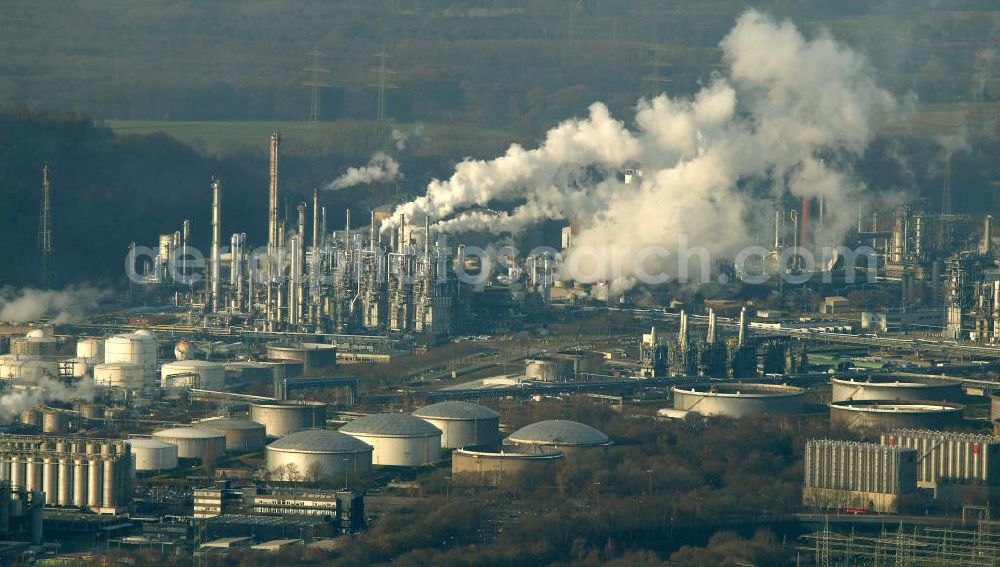 Gelsenkirchen - Buer from above - Blick auf die Raffinerie VEBA-Öl AG in Gelsenlirchen. View of the oil refinery VEBA AG in Gelsenlirchen.