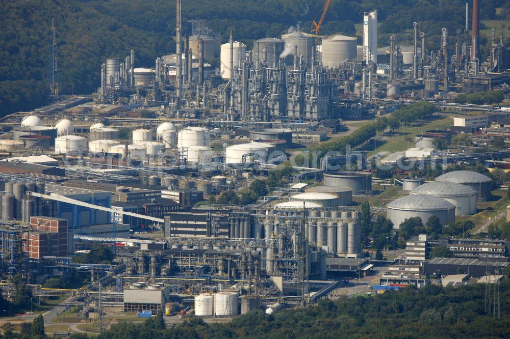 Gelsenkirchen - Buer from the bird's eye view: Blick auf die Raffinerie VEBA-Öl AG in Gelsenlirchen. View of the oil refinery VEBA AG in Gelsenlirchen.