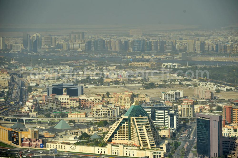 Dubai from above - Blick auf das Hotel Raffles Dubai und die Gulf Towers im Mittelgrund. Das Hotel grenzt an die Wafi Shopping Mall, einer von Dubais exklusivsten Einkaufs- und Freizeiteinrichtung. Overview of Raffles Dubai hotel and the Gulf Towers in the left-hand centre. The Raffles Dubai is adjoining the Wafi Shopping Mall, one of Dubai's most exclusive shopping and leisure destinations.