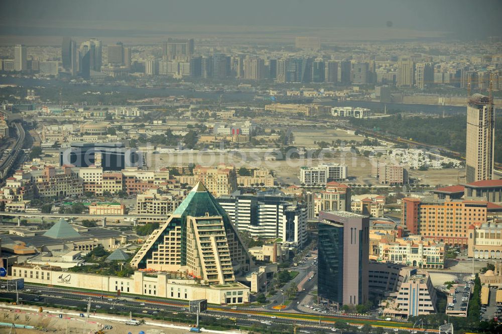 Dubai from the bird's eye view: Blick auf das Hotel Raffles Dubai und die Gulf Towers im Mittelgrund. Das Hotel grenzt an die Wafi Shopping Mall, einer von Dubais exklusivsten Einkaufs- und Freizeiteinrichtung. Overview of Raffles Dubai hotel and the Gulf Towers in the left-hand centre. The Raffles Dubai is adjoining the Wafi Shopping Mall, one of Dubai's most exclusive shopping and leisure destinations.