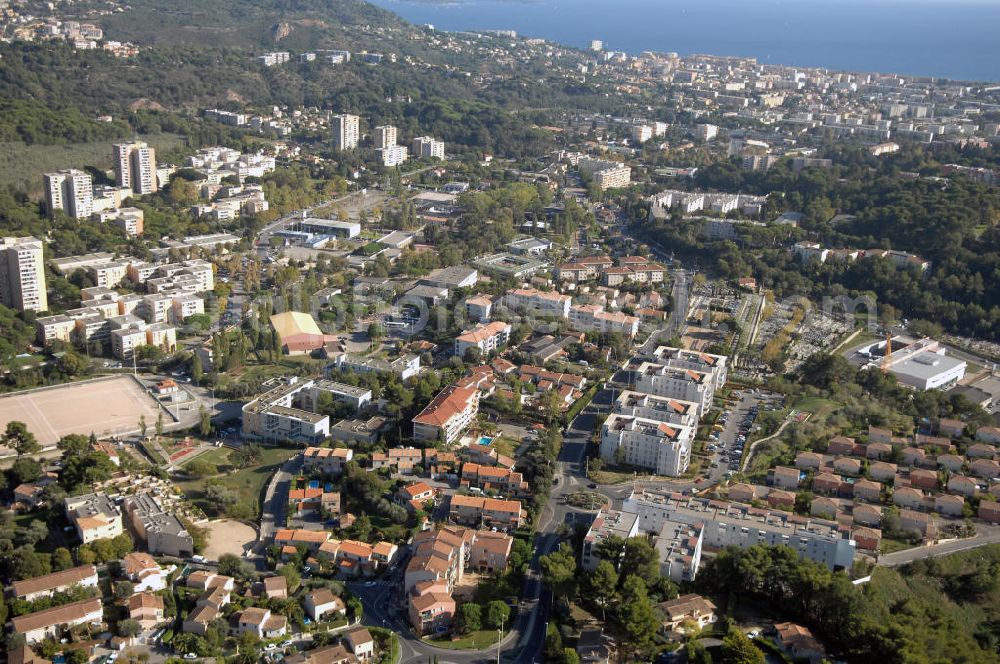 Cannes from the bird's eye view: Blick von Ranguin über Cannes auf das Mittelmeer. Kontakt Touristinfo: Cannes Tourist Office, Palais des Festivals, La Croisette, Tel. +33(0)492 99842 2, Fax +33(0)492 99842 3, Email: tourisme@palaisdesfestivals.com