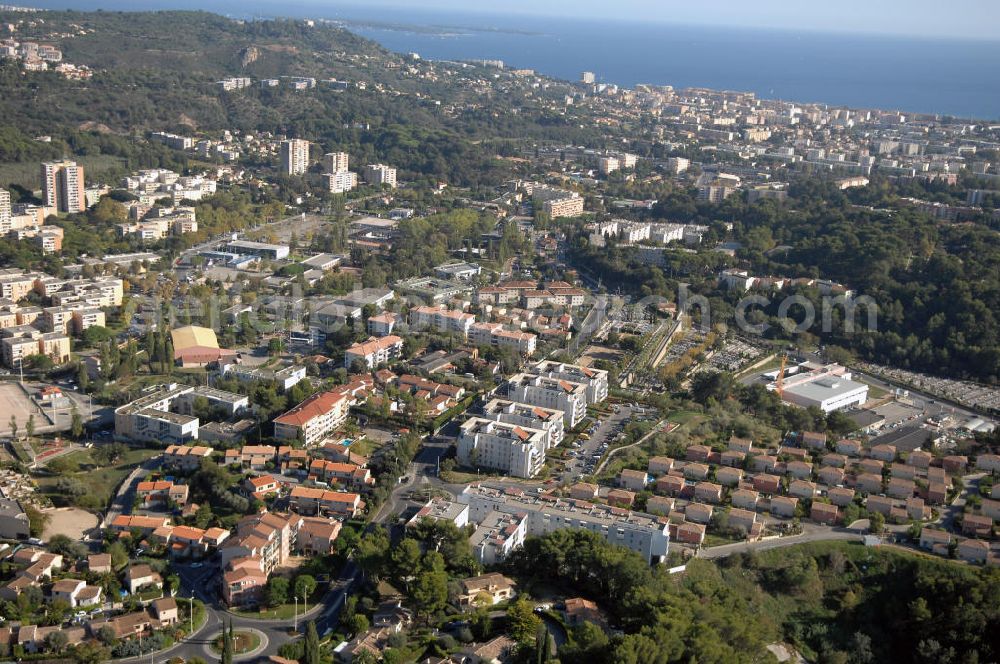 Aerial image Cannes - Blick von Ranguin über Cannes auf das Mittelmeer. Kontakt Touristinfo: Cannes Tourist Office, Palais des Festivals, La Croisette, Tel. +33(0)492 99842 2, Fax +33(0)492 99842 3, Email: tourisme@palaisdesfestivals.com