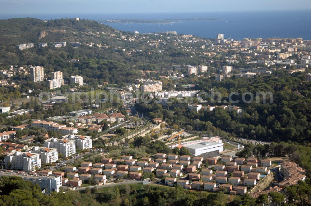 Cannes from above - Blick von Ranguin über Cannes auf das Mittelmeer. Kontakt Touristinfo: Cannes Tourist Office, Palais des Festivals, La Croisette, Tel. +33(0)492 99842 2, Fax +33(0)492 99842 3, Email: tourisme@palaisdesfestivals.com