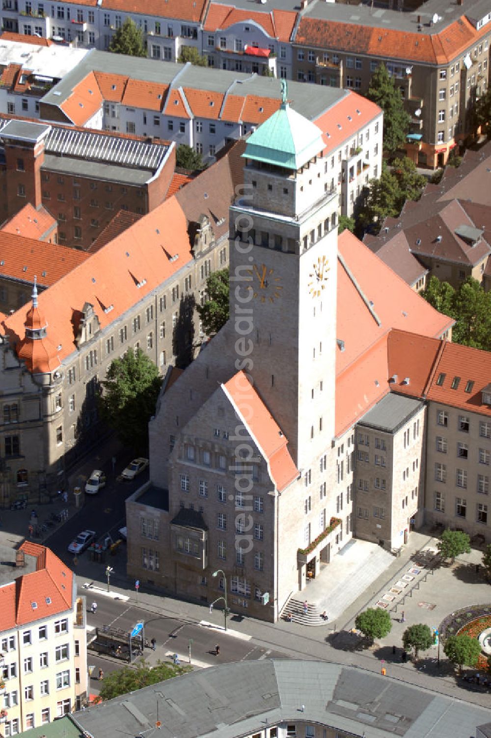 Aerial image Berlin - Blick auf das Rathaus in Berlin-Neukölln. Es wurde zwischen 1905 und 1909 errichtet. Er hat einen prägnanten 68 m hohen Turm, auf dem eine als Windfahne dienende Glücksgöttin Fortuna angebracht ist. Konzipiert wurde das Gebäude vom Stadtbaurat Kiehl und später durch Hans Eichler und Hans Freese erweitert. Adresse: Donaustr. 29, 12040 Berlin, Tel. +49 (0)30 680933 30, Fax +49 (0)30 680933 20, Email BamtRathaus@ba-nkn.verwalt-berlin.de