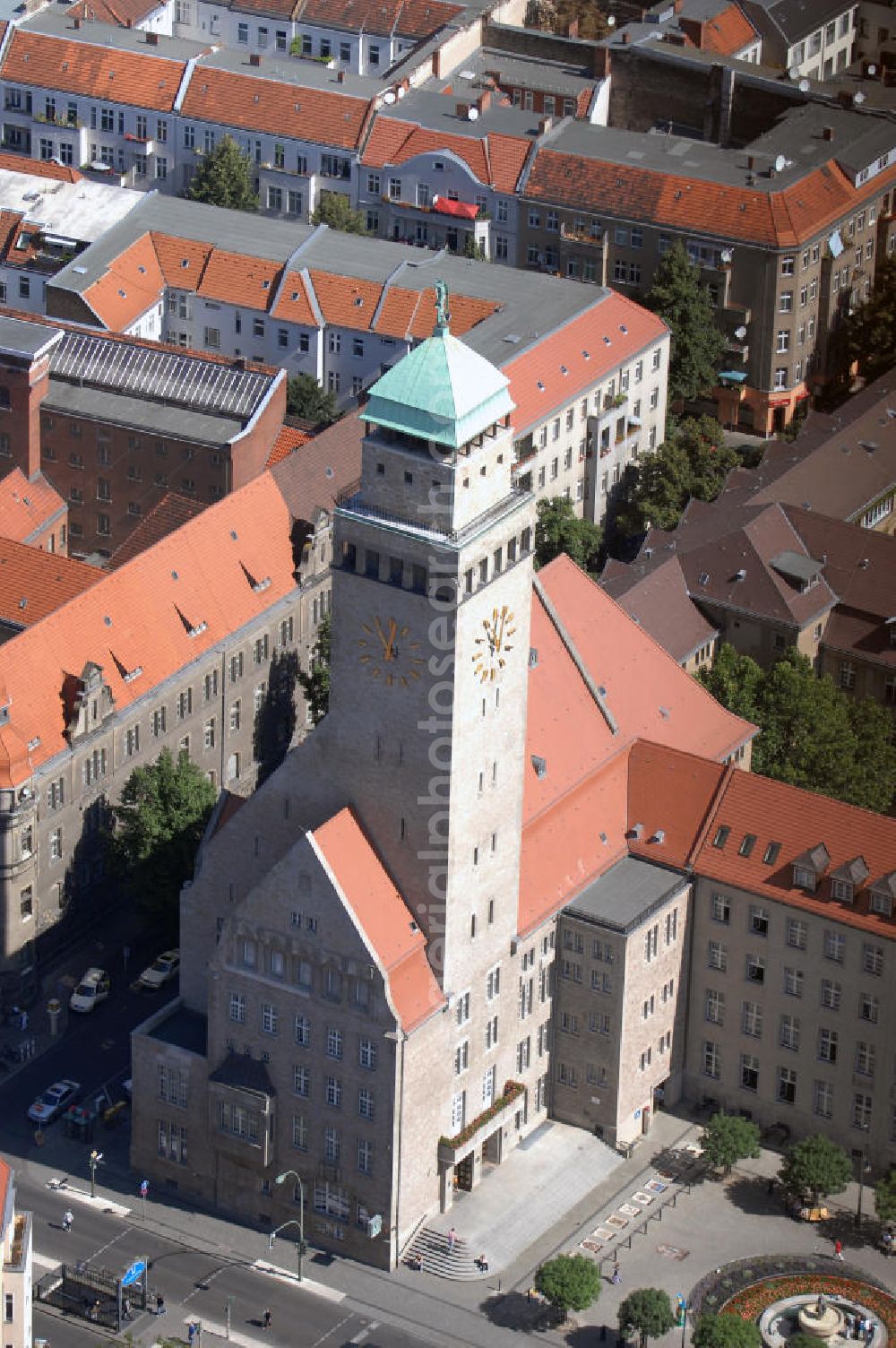 Aerial photograph Berlin - Blick auf das Rathaus in Berlin-Neukölln. Es wurde zwischen 1905 und 1909 errichtet. Er hat einen prägnanten 68 m hohen Turm, auf dem eine als Windfahne dienende Glücksgöttin Fortuna angebracht ist. Konzipiert wurde das Gebäude vom Stadtbaurat Kiehl und später durch Hans Eichler und Hans Freese erweitert. Adresse: Donaustr. 29, 12040 Berlin, Tel. +49 (0)30 680933 30, Fax +49 (0)30 680933 20, Email BamtRathaus@ba-nkn.verwalt-berlin.de