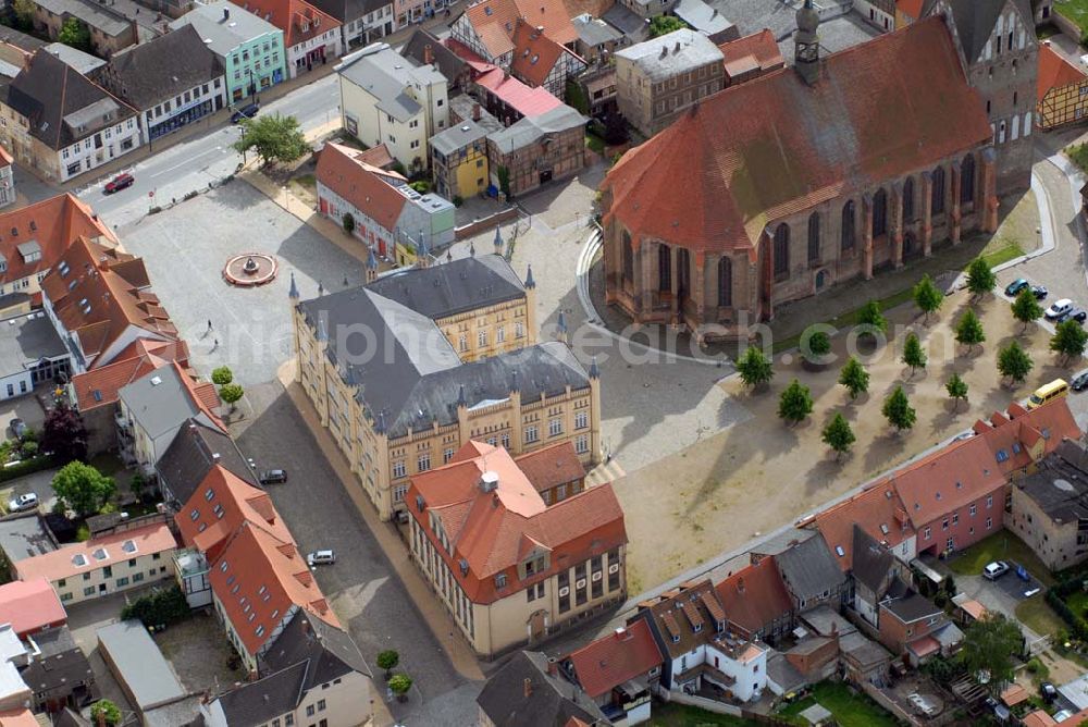 Bützow from the bird's eye view: Blick auf das Rathaus Bützow an der Stiftskirche St. Maria, St. Johannes und St. Elisabeth. Kontakt Sekretariat: Rathaus Bützow, Am Markt 1, 18246 Bützow, Tel. 038461 50112