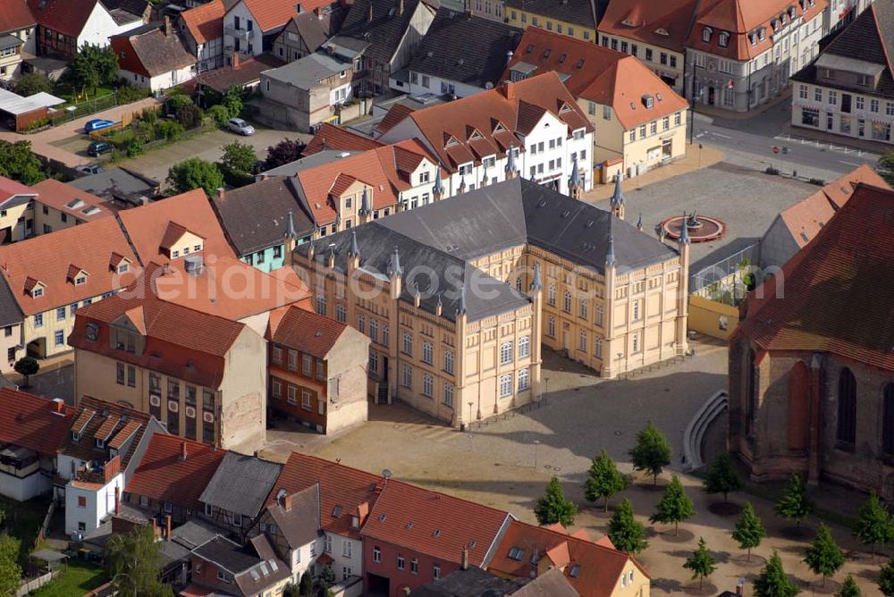 Aerial photograph Bützow - Blick auf das Rathaus Bützow an der Stiftskirche St. Maria, St. Johannes und St. Elisabeth. Kontakt Sekretariat: Rathaus Bützow, Am Markt 1, 18246 Bützow, Tel. 038461 50112