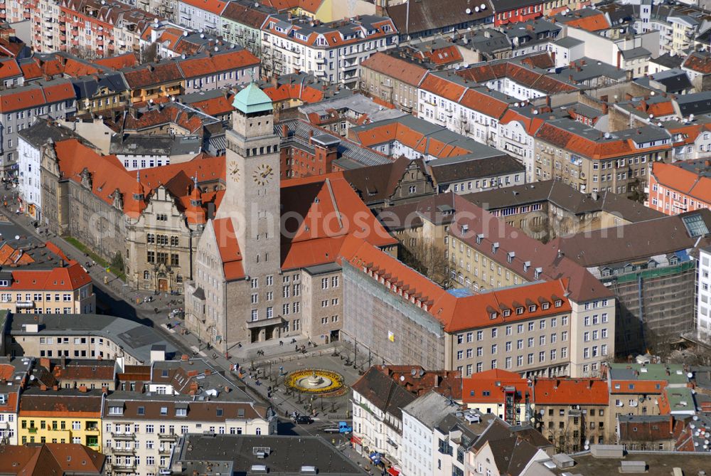 Berlin from above - Blick auf das Rathaus Neukölln an der Karl-Marx-Strasse.Das Rathaus, 1905-09 errichtet, fällt durch den hohen, stadtbildprägenden Turmbau auf. Rieke uff'n Rathausturm wird die auf dem 68 Meter hohen Turm als Windfahne angebrachte Glückgöttin Fortuna genannt. Eine weitere Besonderheit besteht in der optischen und funktionalen Gliederung des Gebäudekomplexes in zwei Teile; Verwaltung und Büros sind in den schlichten Flügeln entlang der Erkstraße untergebracht, während sich das eigentliche Rathaus in repräsentativer Lage an der Karl-Marx-Straße befindet. Seiner Nutzung entsprechend lagen hier die Sitzungssäle sowie der Saal des Bürgermeisters. Diese Konzeption des Stadtbaurates Kiehl, die Repräsentations- und Verwaltungsgebäude in unterschiedlichen Gebäudeteilen unterzubringen, war für die damalige Zeit eine Neuheit. Der Verwaltungsteil wurde von Kiehl in den Jahren 1910-12 erweitert. 1950 und 1952-53 erfolgten weitere Anbauten durch Hans Eichler bzw. Hans Freese.