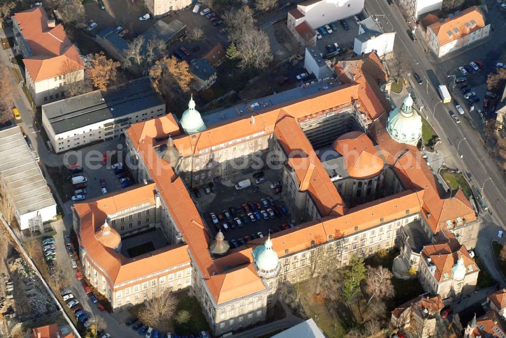 Aerial image Potsdam - Das Alte Rathaus befindet sich am Alten Markt von Potsdam, in unmittelbarer Nachbarschaft zur St. Nikolaikirche. Es entstand in den Jahren 1753 bis 1755 durch den Baumeister Johann Boumann nach Auftrag von Friedrich II. dem Großen. Wie bei an deren Gebäuden in Potsdam, lieferte die Italienische Architektur das Vorbild. Bis 1945 wurde das Alte Rathaus für die Stadtverwaltung und Stadtkasse genutzt, nach den schweren Beschädigungen im Zweiten Weltkrieges, baute man es als Kulturhaus wieder auf.http://