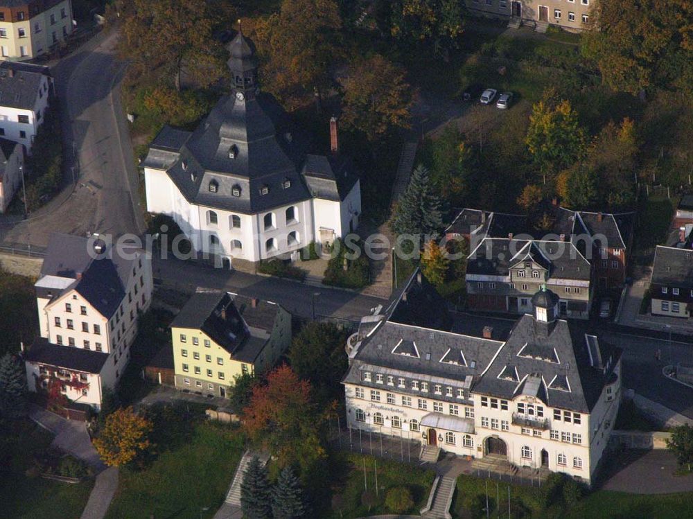 Klingenthal ( Sachsen ) from above - Blick auf das Stadtzentrum von Klingenthal mit der Rundkirche Zum Friedefürst und dem Rathaus Stadtverwaltung; Tel: 03 74 67 / 61 - 0; Mail: stadt@klingenthal.de